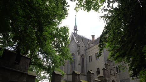 Pared-Frente-Al-Castillo-De-Marienburg-Entre-árboles