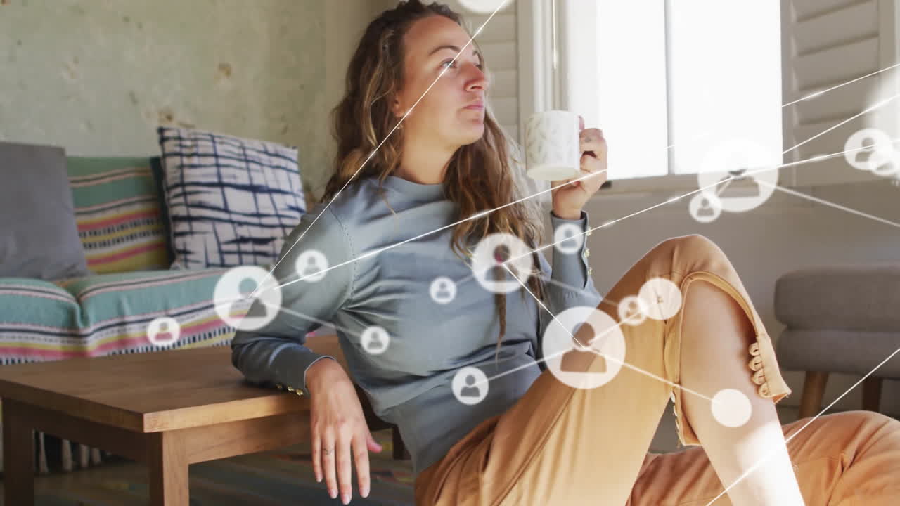 animación de la red de conexiones con iconos sobre mujer caucásica bebiendo café