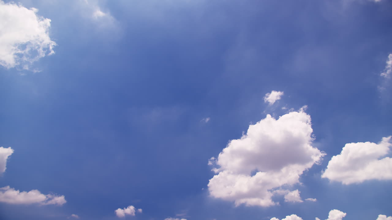 구름이 있는 아름다운 파란 하늘, 구름과 태양이 있는 파란 하늘