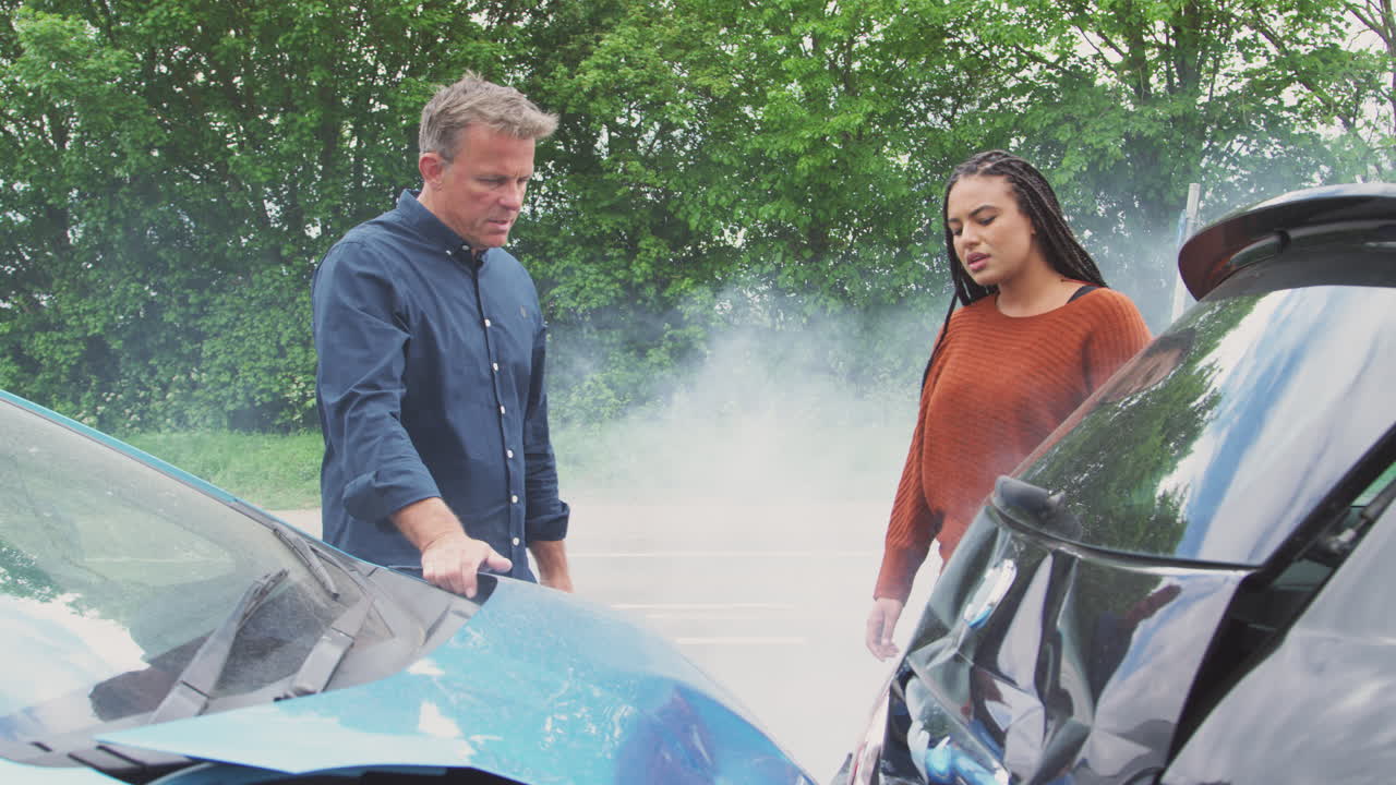 두 명의 분노한 자동차 운전자들이 자동차 사고에 대한 책임을 놓고 논쟁하고 있습니다.