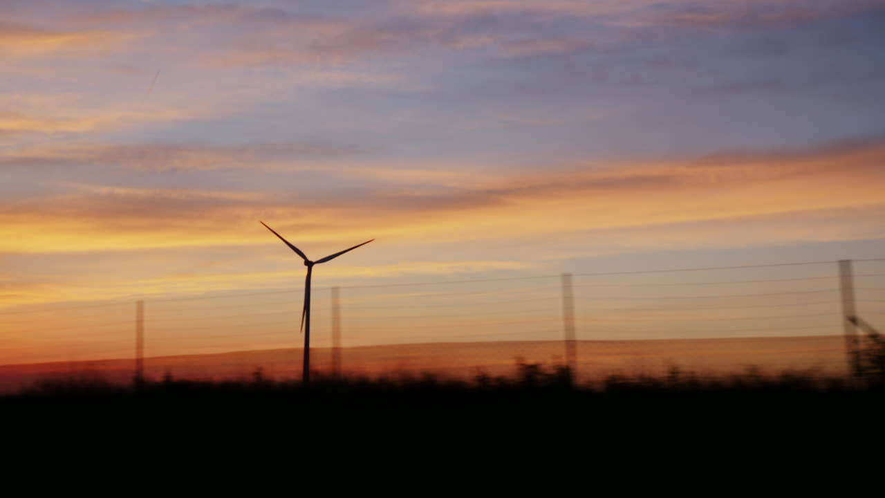 paisaje rural con generadores eólicos