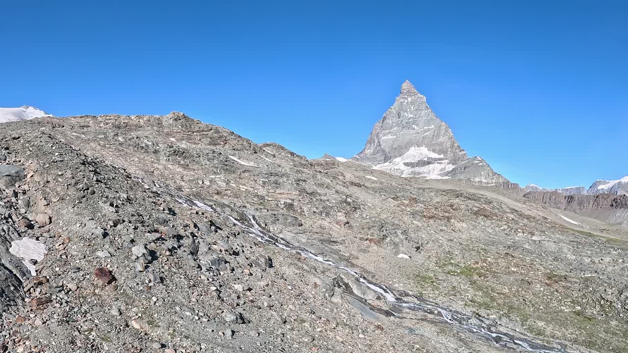 스위스 알프스 산맥에 둘러싸인 매터호른 산