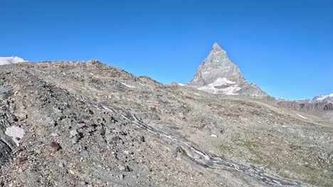 Montaña-Matterhorn-Rodeada-De-Alpes-Suizos