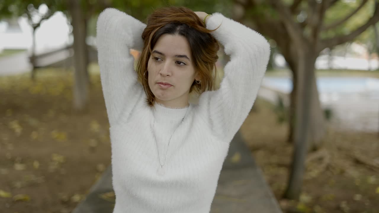 una mujer relajándose en un parque.