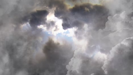 4k-Dunkle-Wolken-Am-Blauen-Himmel