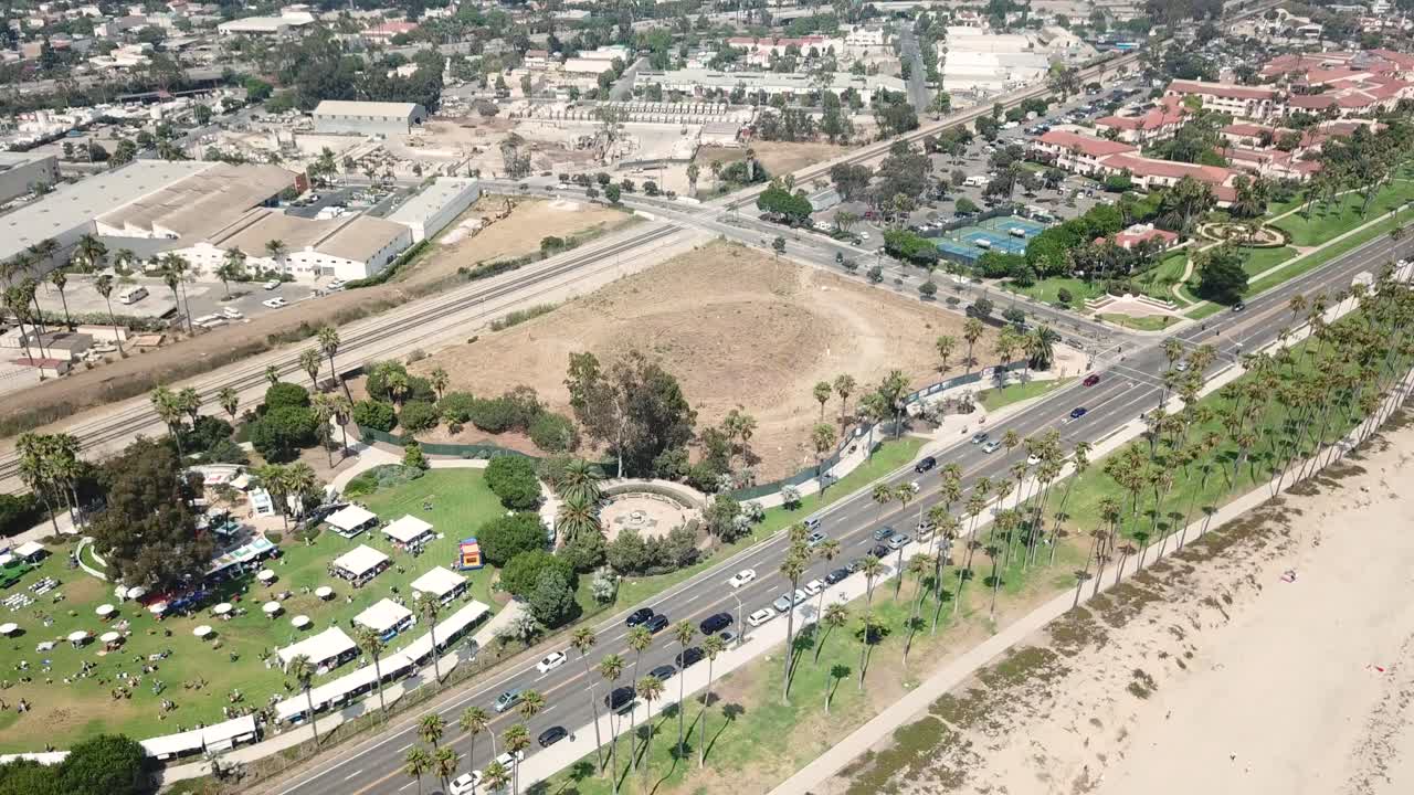 muñeca aérea cinemática hacia atrás enfocada en la carretera principal inicialmente y luego revelando a santa bárbara