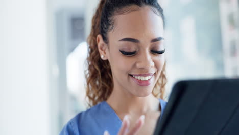 Médico,-Tableta-Y-Cara-De-Mujer-Feliz-Escribiendo