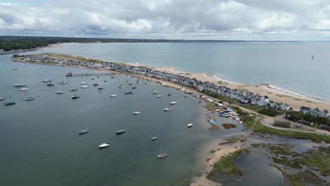 establecimiento de cabañas de playa tomadas desde el aire mudeford sandbank christchurch reino unido