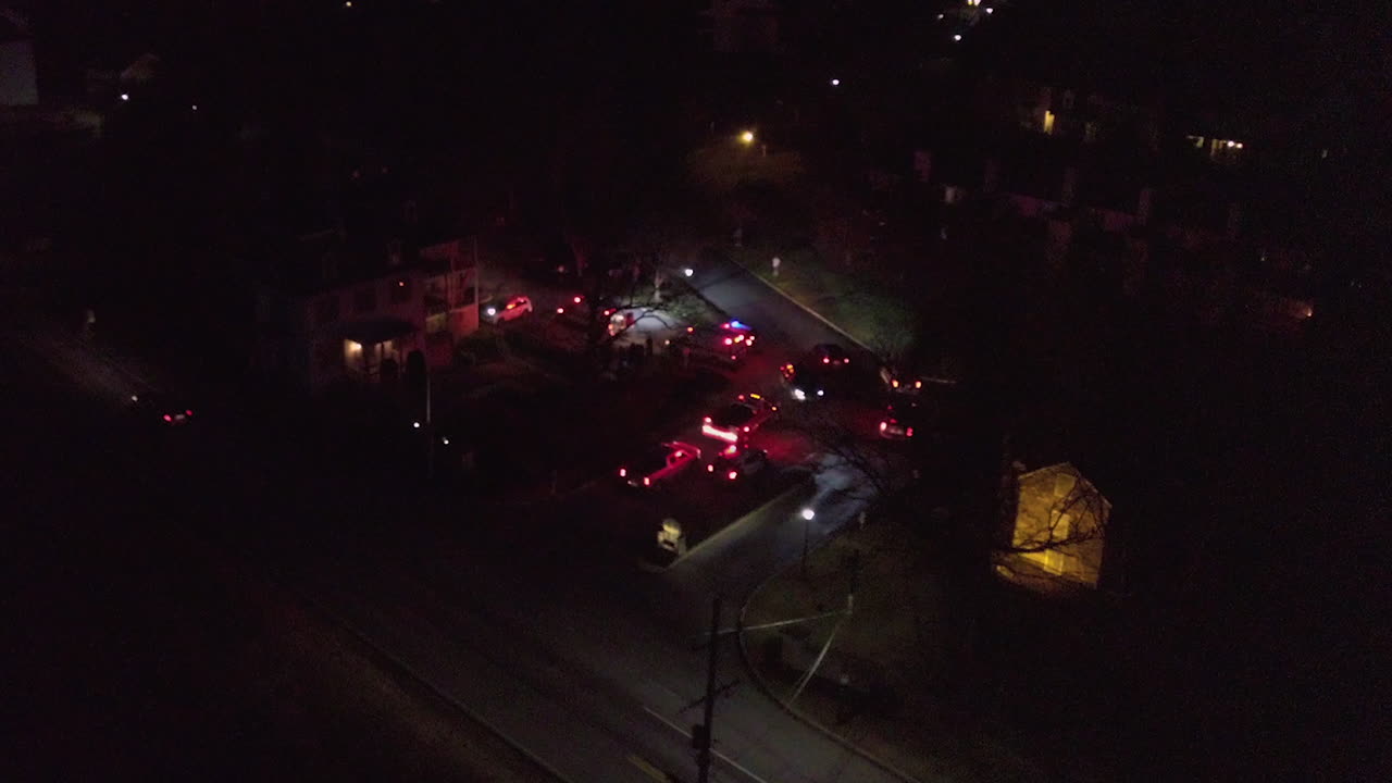 구급차와 경찰차의 야간 공중 촬영