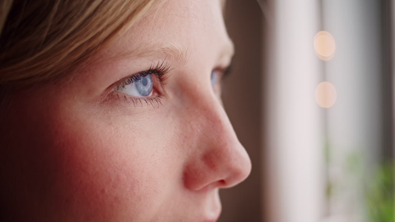 오렌지 머그잔에서 커피를 마시는 젊은 여성의 눈을 닫습니다