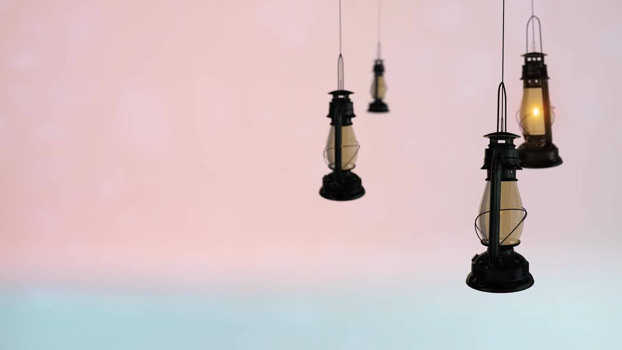 라마단 불 랜턴은 세련된 배경에 매달려 있습니다. 당신의 메시지 텍스트와 로고를 위해 왼쪽에 공간이 있습니다.