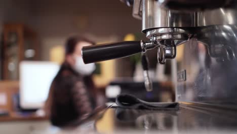 Hebelkaffeemaschine-Und-Berufstätiges-Mädchen-Im-Hintergrund,-Selektive-Fokusansicht