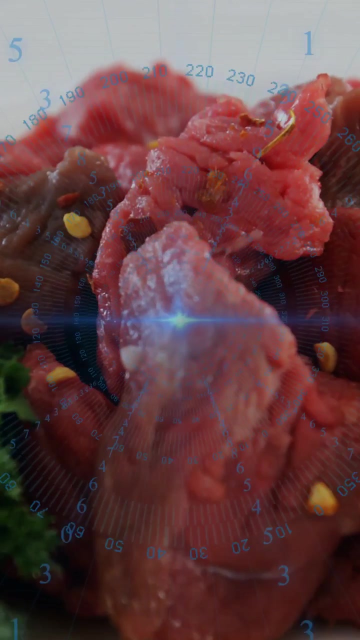 Video verticale: Sovrapposizione che appare, telecamera in movimento, carne che mostra la consistenza, erba che rivela i dettagli.