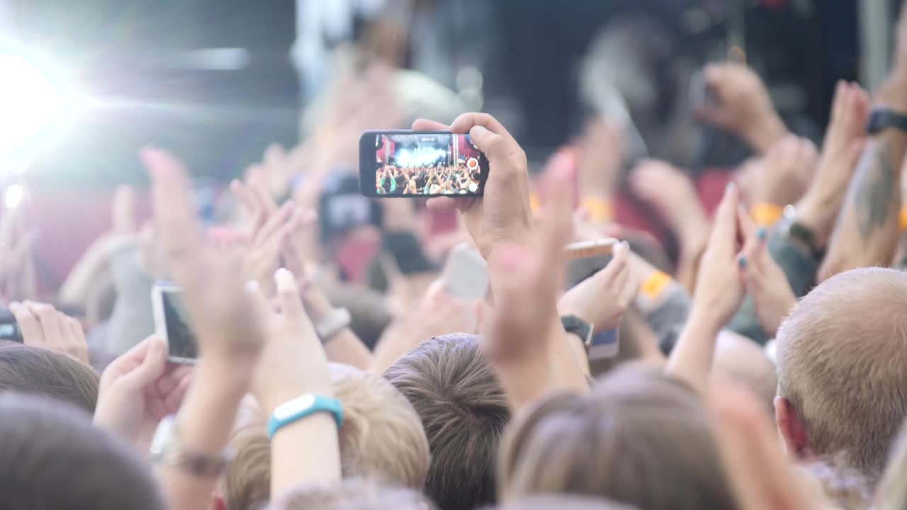 스마트폰에서 콘서트 군중 녹화