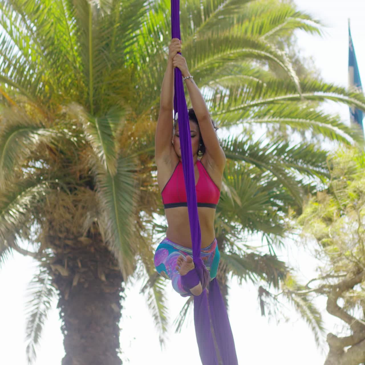 joven gimnasta trabajando en su baile acrobático