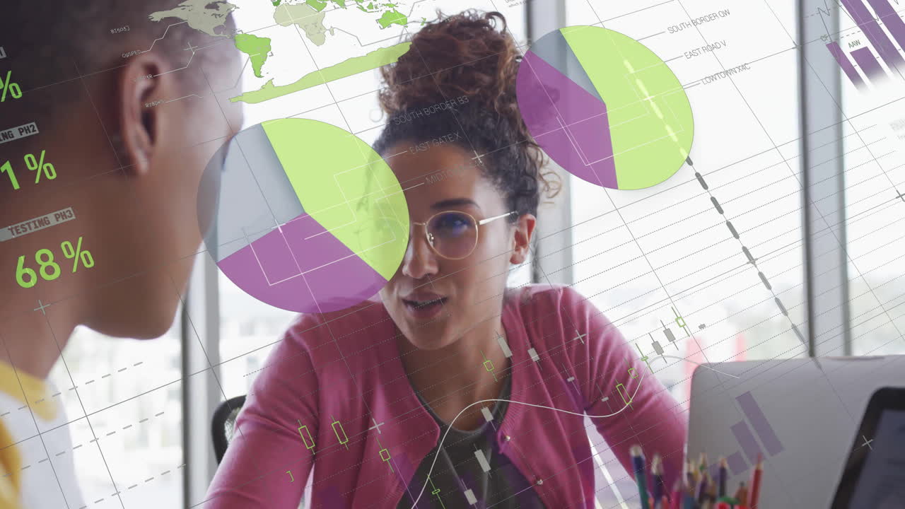 discutiendo la estrategia de negocios, mujer con gráficos y gráficos animación sobre el fondo de la oficina