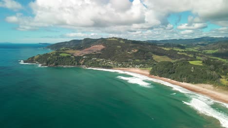 Surfstrand-An-Der-Ostküste-Von-Neuseeland