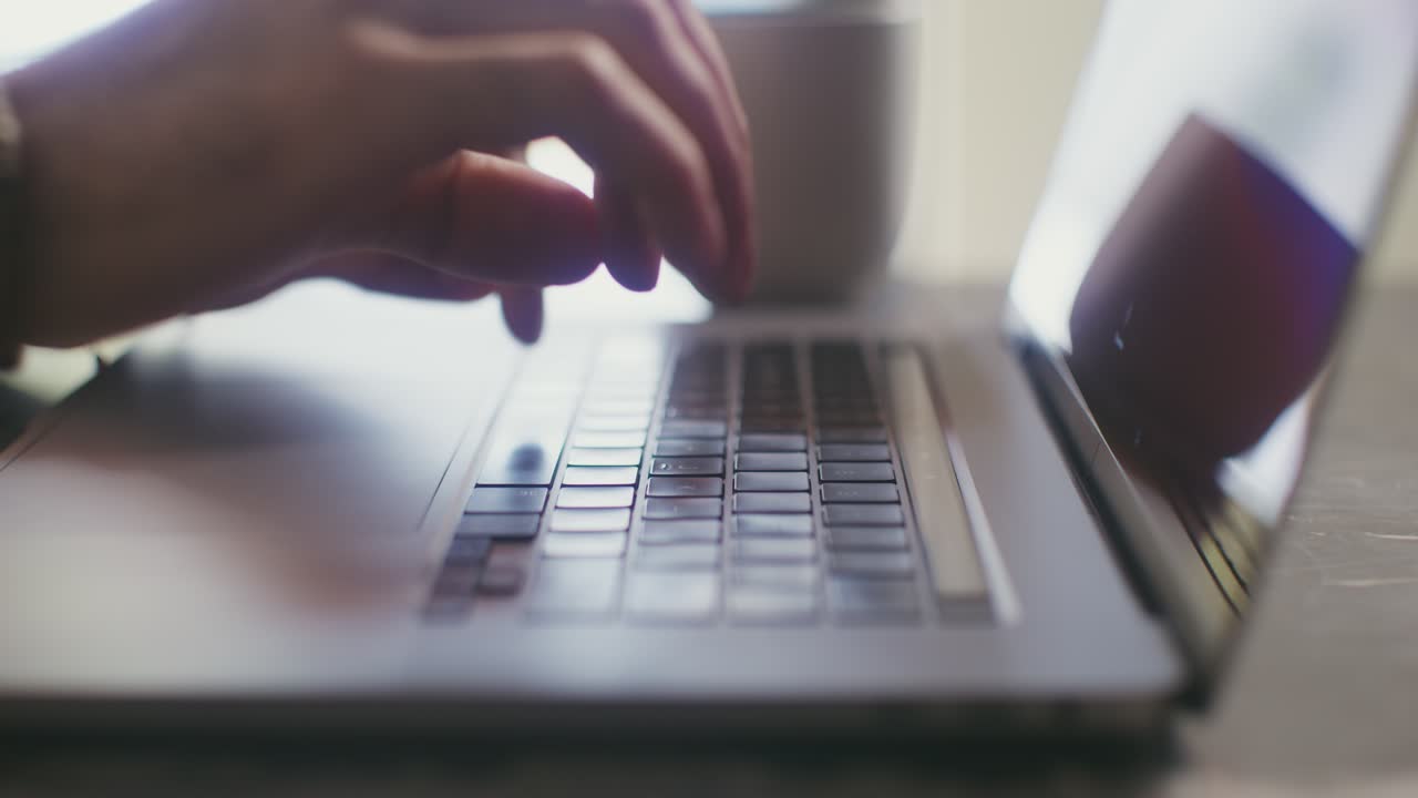 persona escribiendo en una computadora portátil