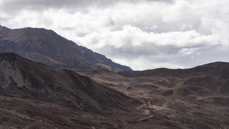 Ein-Zeitraffervideo-Von-Wolken,-Die-Sich-über-Die-Schroffen-Wüstengebirge-Des-Himalaya-In-Nepal-Bewegen