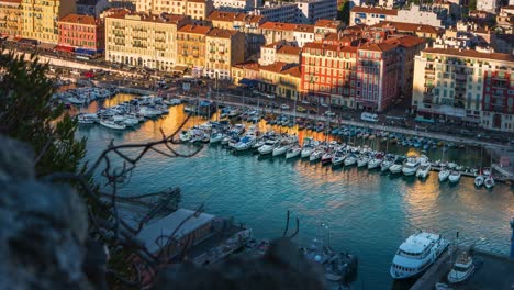 Timelapse-De-Un-Puerto-Al-Lado-De-Una-Calle-En-Niza,-Francia