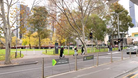 personas cruzando la calle en melbourne, australia