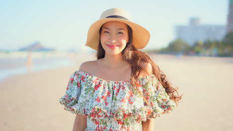 Retrato-Romántico-De-Una-Chica-Asiática-Con-Vestido-Etéreo,-Traje-De-Verano,-En-La-Playa