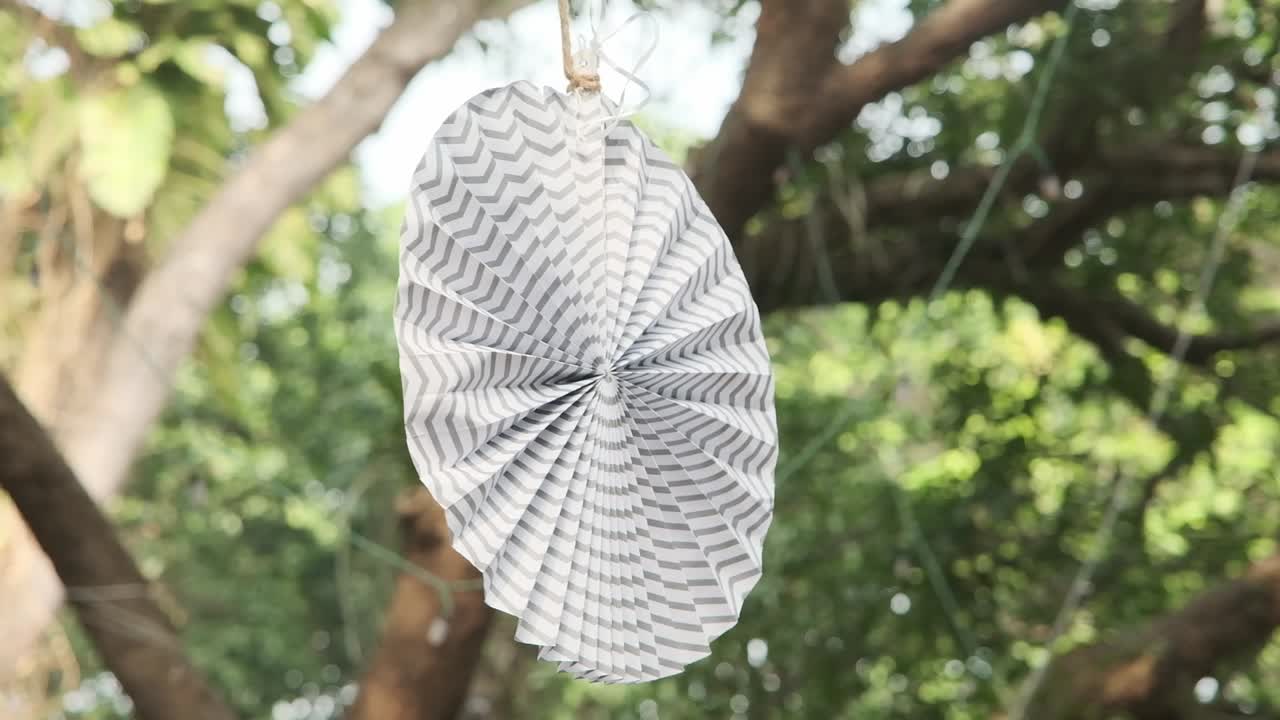 아름다운 인도 결혼 장식이 매달려 있고, 흔들리고 있습니다.