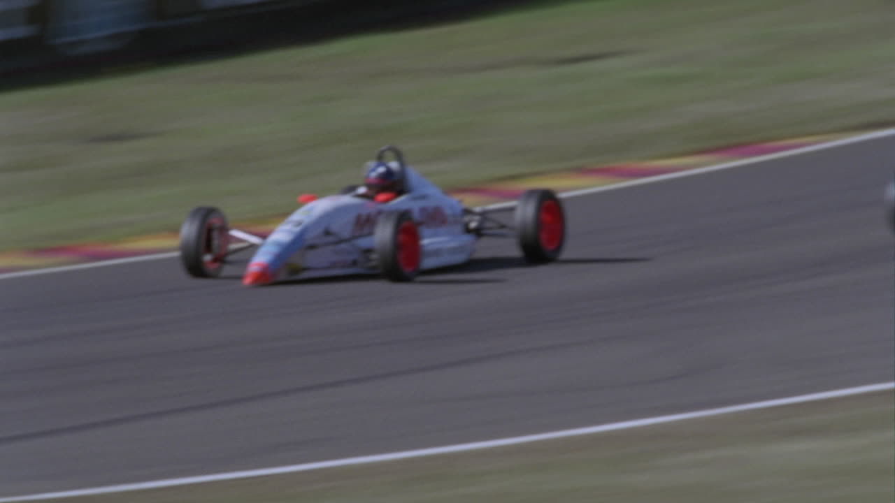 경주용 자동차가 경마장에서 굴곡을 돌다