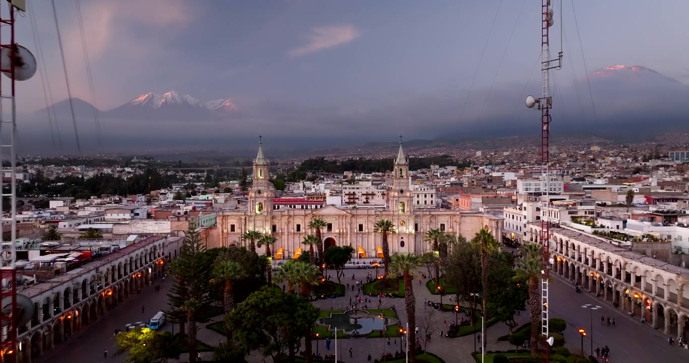 Ripresa con drone in avvicinamento verso Plaza de Armas e la Basilica Cattedrale di Arequipa, Perù