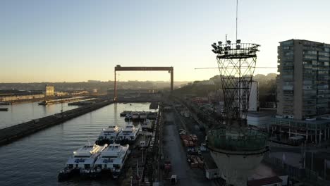 Toma-Aérea-Alrededor-De-Una-Torre-De-Radio-Con-La-Llamarada-Del-Sol