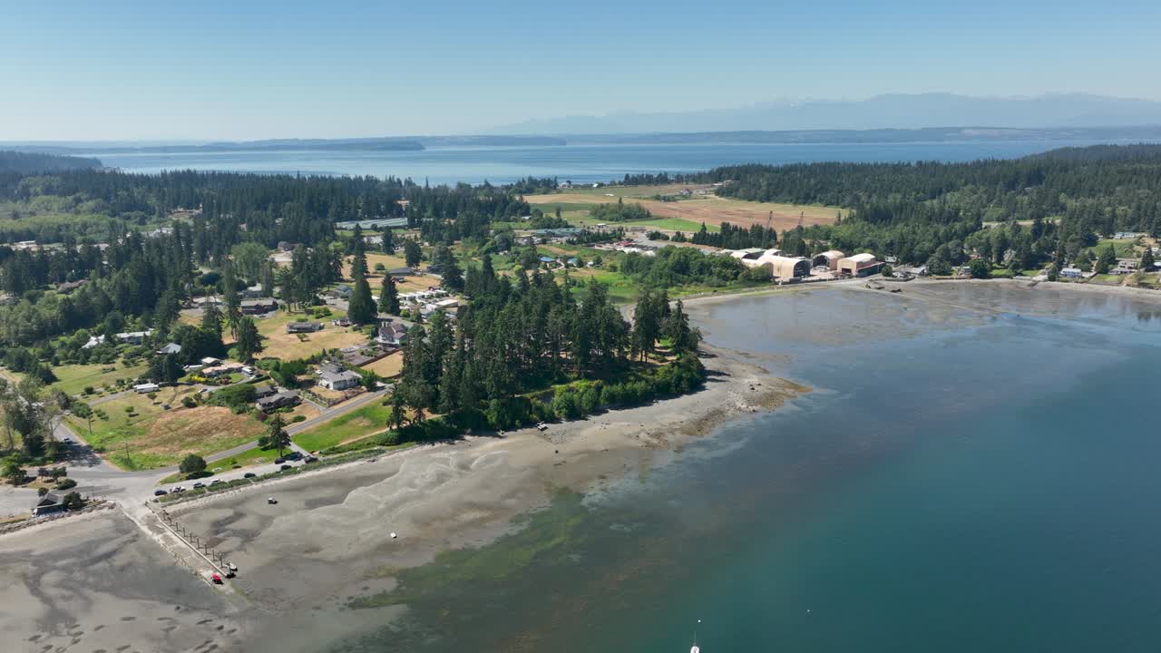 Ampia vista aerea di Holmes Harbor che circonda Freeland