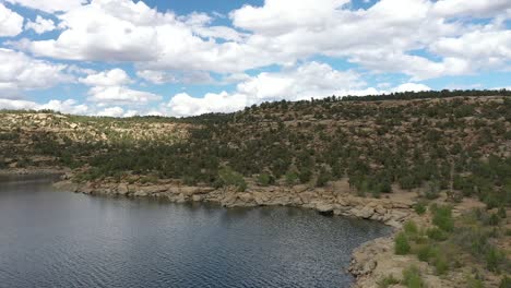 Lago-Nuevo-Mexico-En-El-Area-De-Las-Cuatro-Esquinas-Haciendo-Una-Estacionaria-Aerea