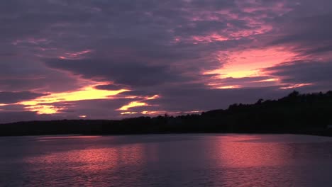 el cielo todavía rojo