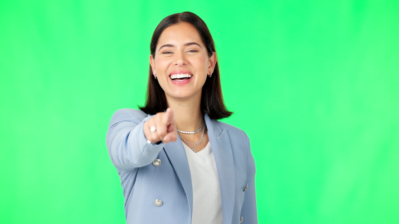 mujer de negocios, cara y punto en usted por verde