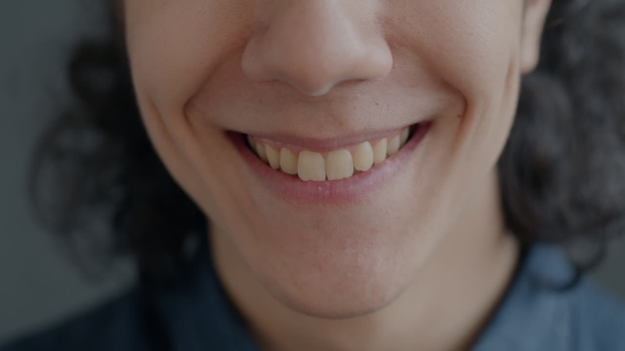 una mujer sonriendo de cerca.