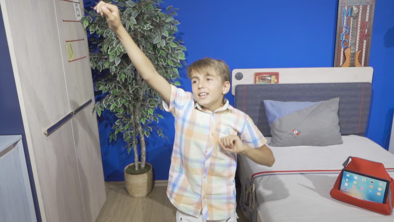 그는 보육실에서 춤을 추고 있습니다.