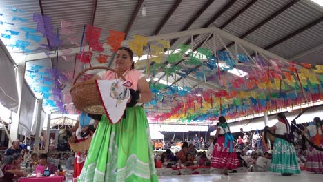 Zeitlupenaufnahme-Mexikanischer-Frauen-Beim-Verteilen-Von-Geschenken-In-Guelaguetza