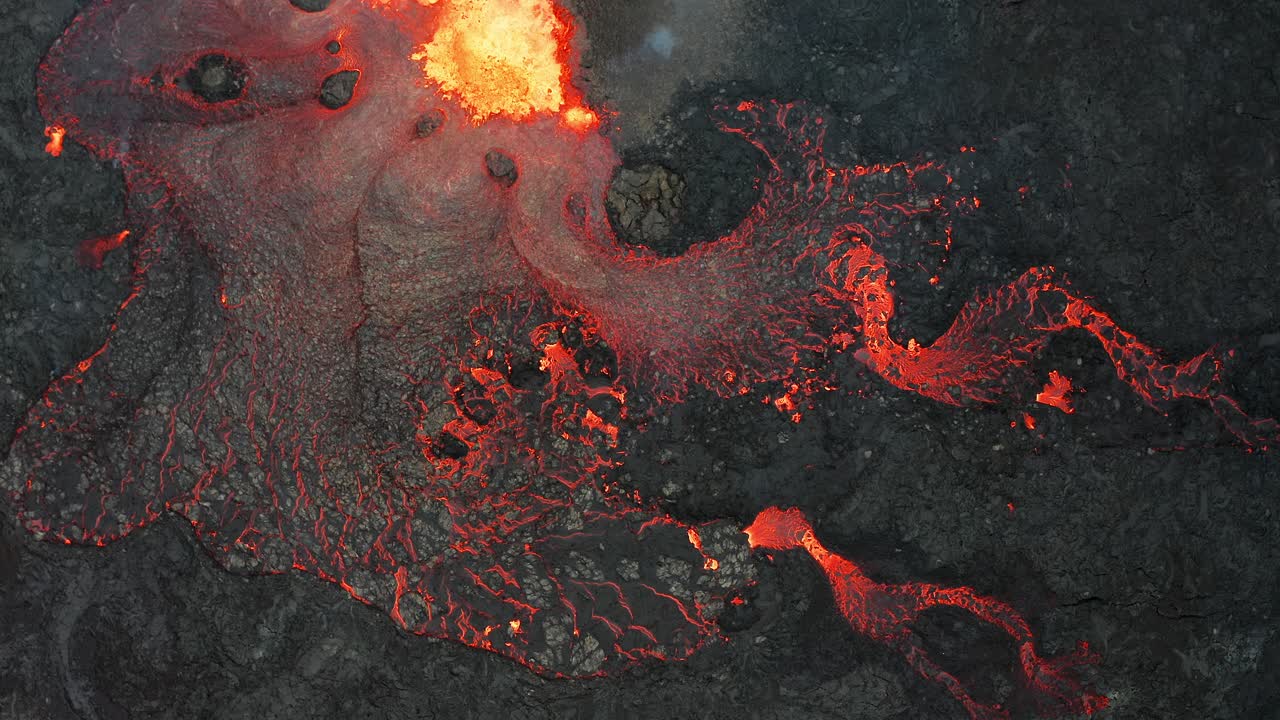 Vulcano attivo in eruzione con lava e magma in Islanda