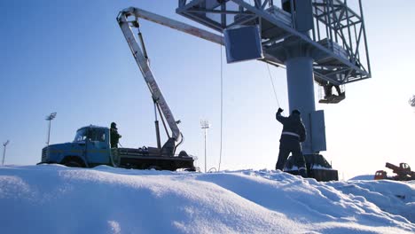 la instalación de un cartel en invierno
