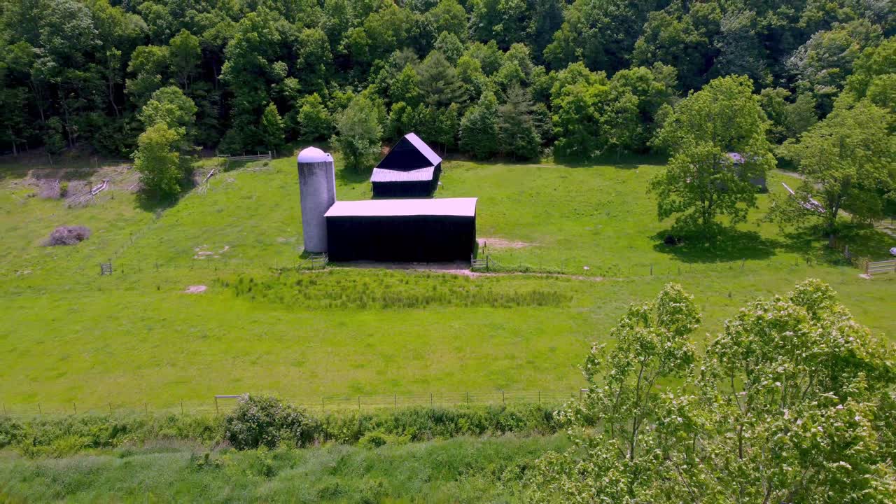 LUFTFOTO, DER TRÆKKER SIG VÆK FRA LADE OG SILO I SUGAR GROVE, NC, NÆR BOONE, NC, NORTH CAROLINA