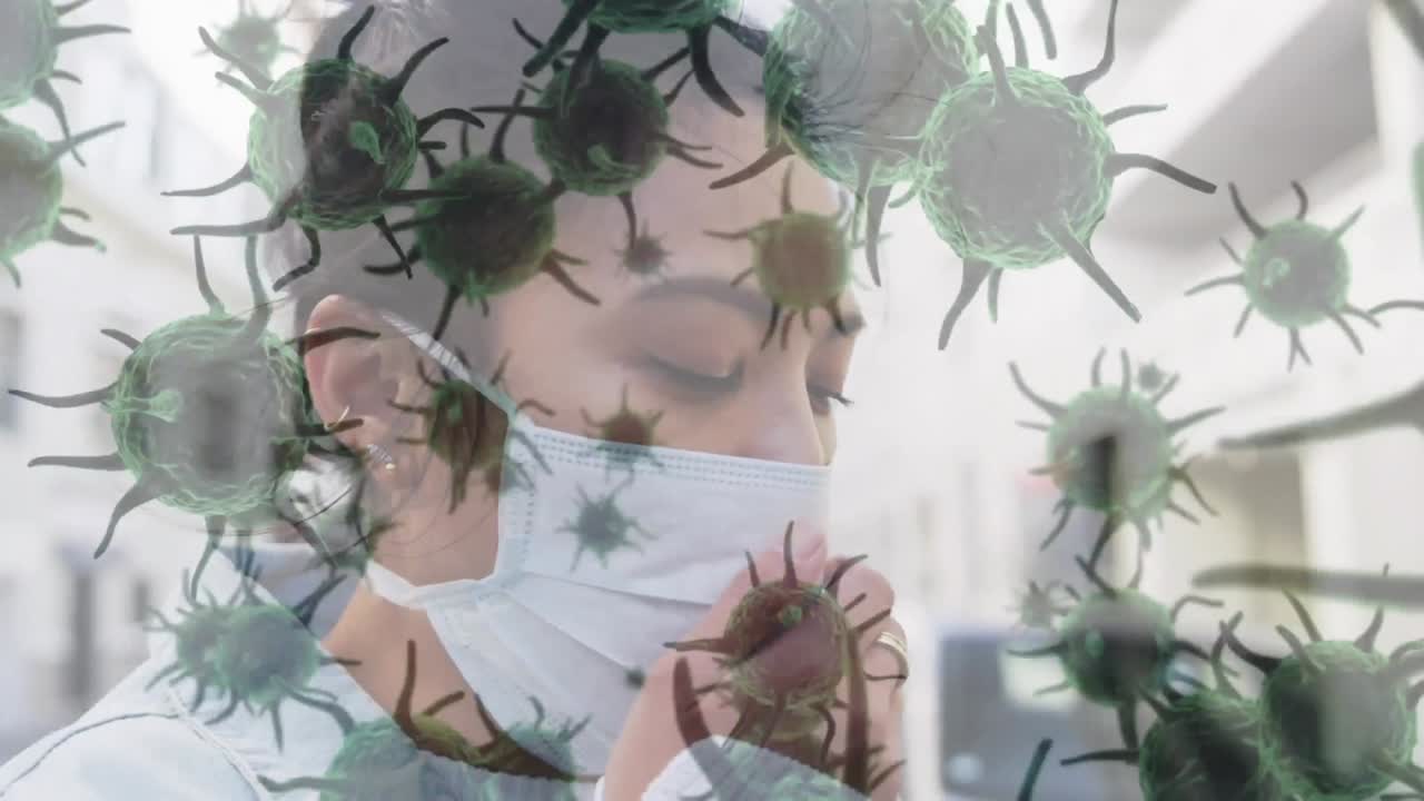 마스크를 착용한 여성에게 퍼지는 거대 바이러스와 코로나바이러스 코로나19 세포의 애니메이션