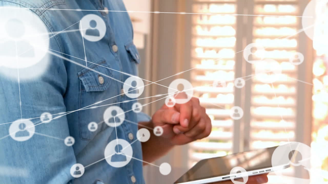 animación de la red de conexiones con iconos sobre el hombre caucásico usando tableta