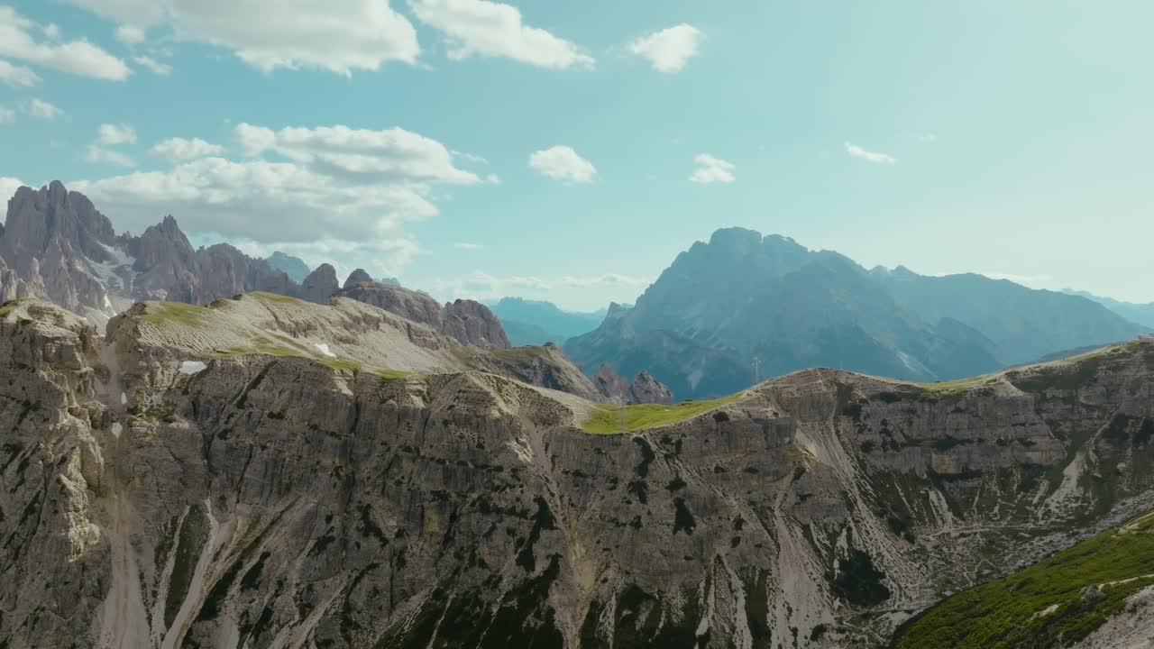 Rekaman drone udara Pegunungan Alpen di Dolomites, Italia, 4k