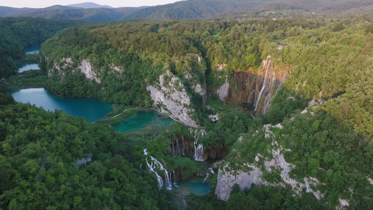 toma aérea del parque nacional del lago plitvice en croacia, europa-14