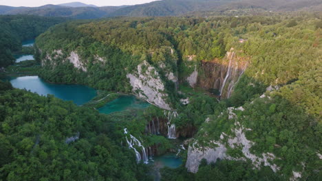 Toma-Aérea-Del-Parque-Nacional-Del-Lago-Plitvice-En-Croacia,-Europa-14