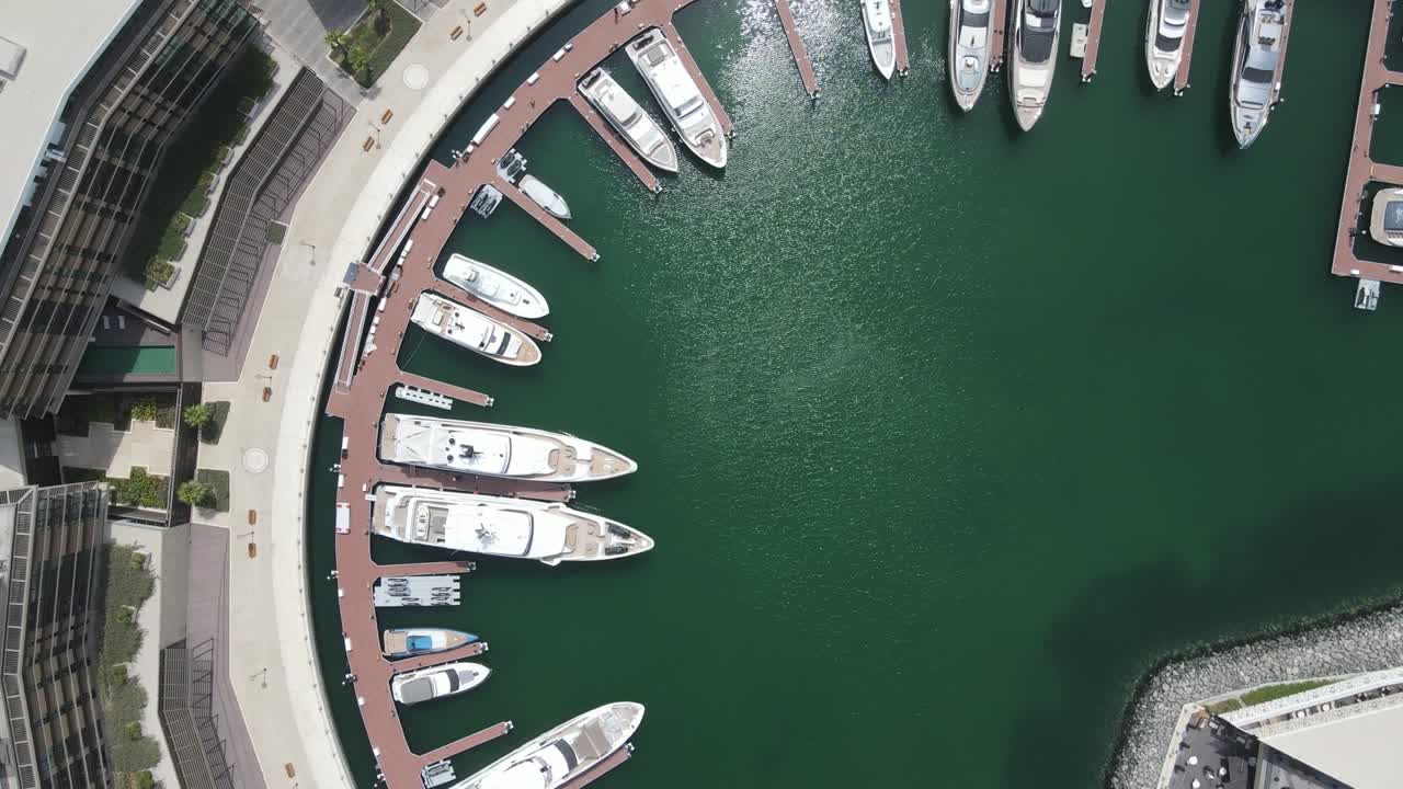 Marina pour yachts de luxe.