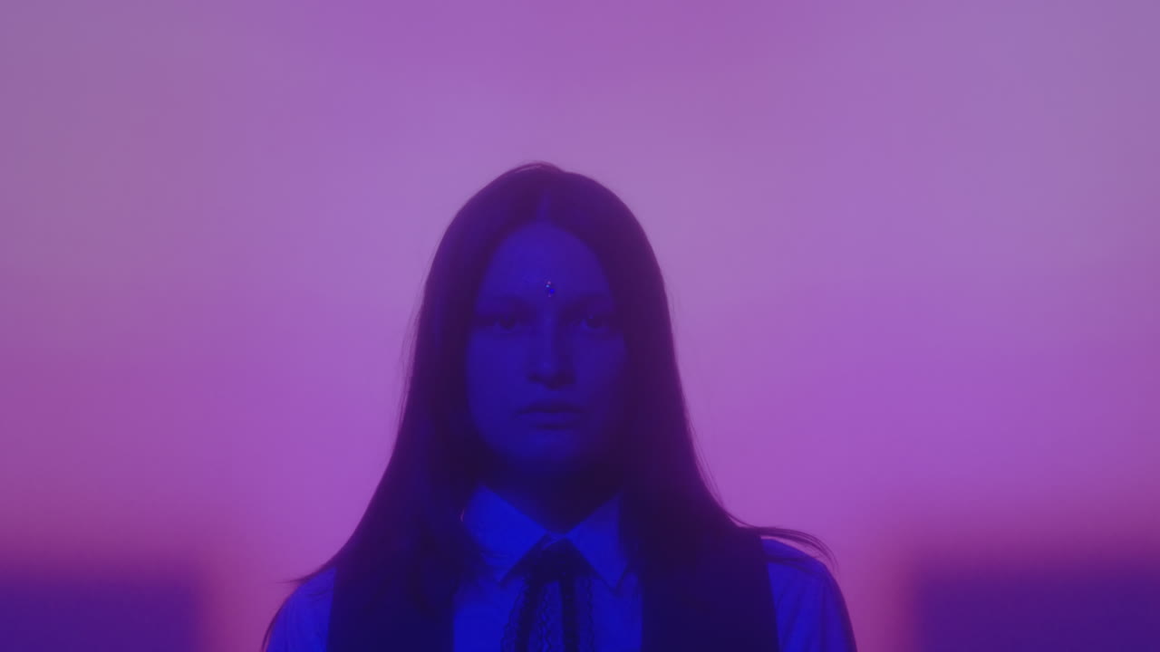 Ragazza sotto luce al neon