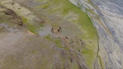 Drone-Fpv-Se-Sumerge-En-Un-Acantilado-De-Una-Montaña-Estepa-En-Islandia-Como-Un-Traje-De-Alas