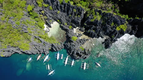 Vista-Aérea-De-La-Laguna-Escondida,-Con-Muchos-Botes-Araña-Estacionados,-Coron,-Palawan,-Filipinas