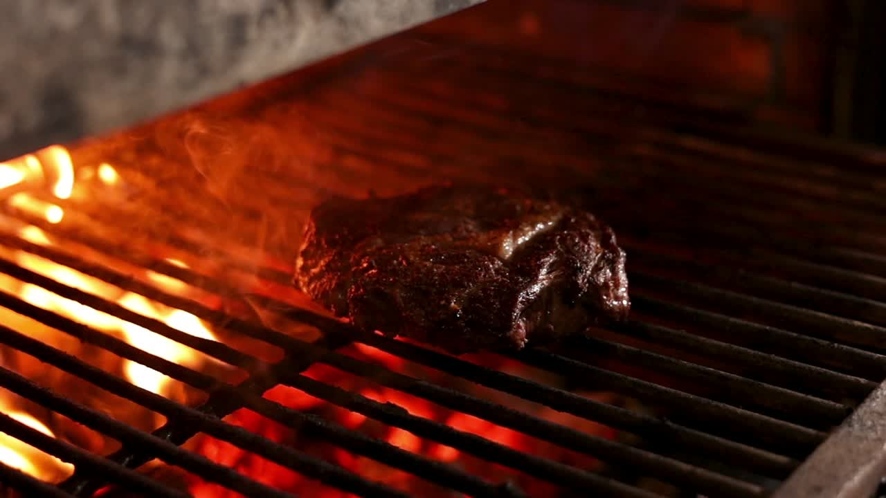 steak cocinado en la parrilla